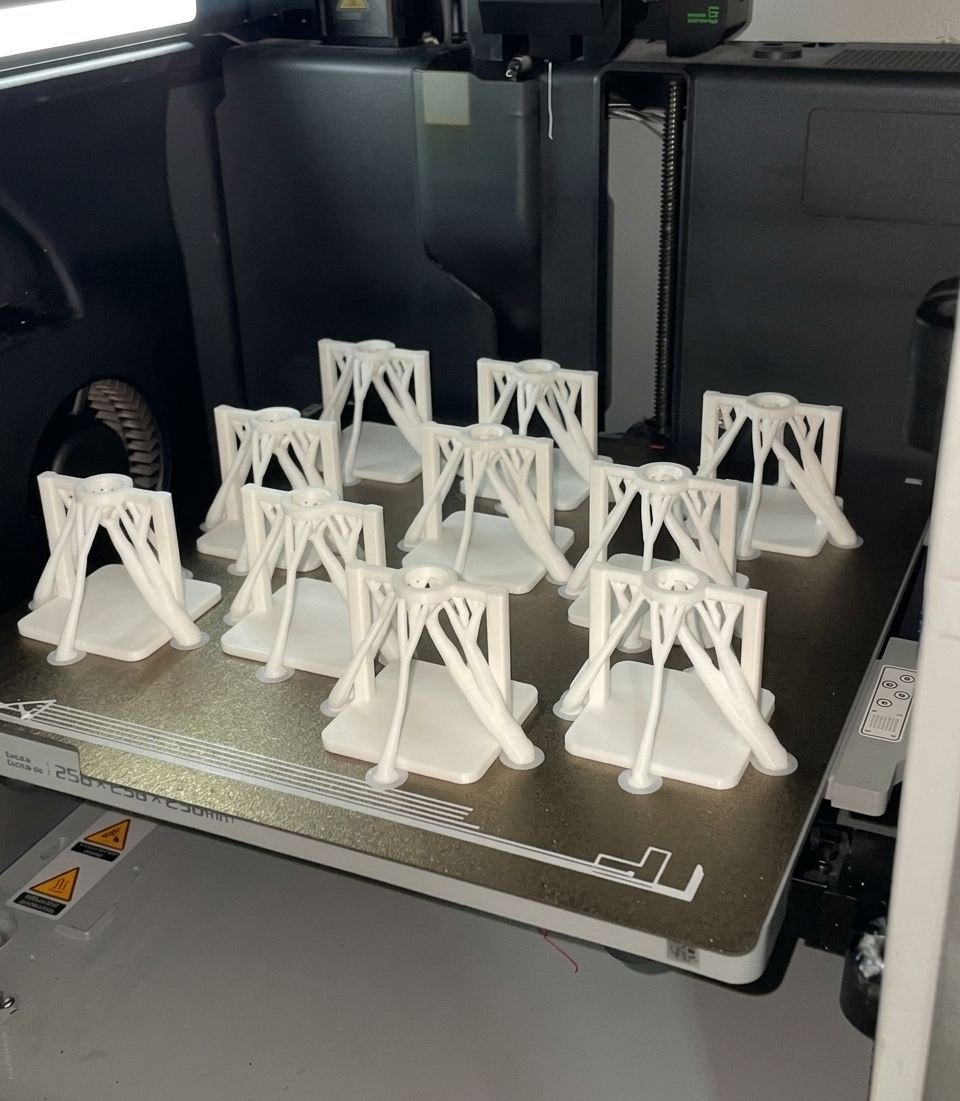 Serie de piezas idénticas fabricadas en producción por impresión 3D