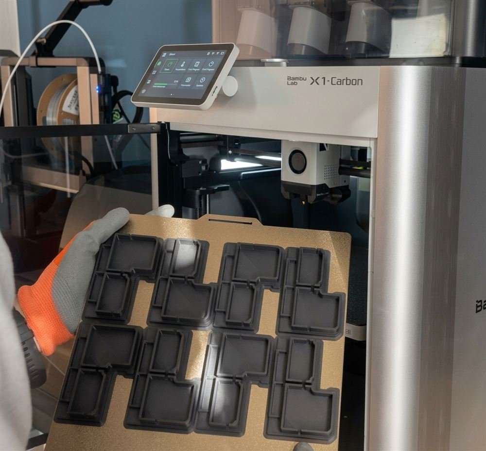 Tapa para perfil con logotipo de cliente grabado en relieve fabricada por impresión 3D